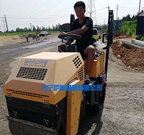 座駕振動壓路機，路面壓